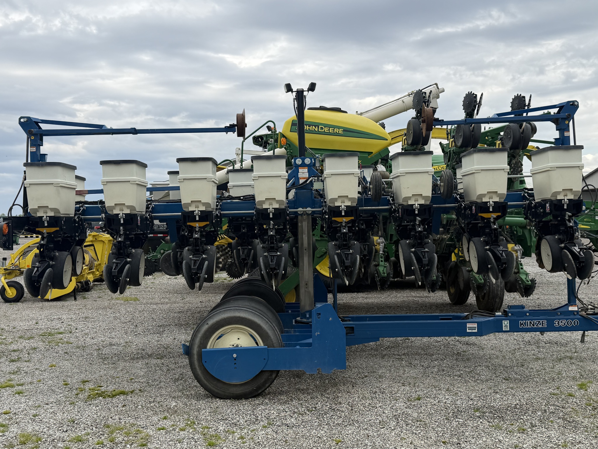 2010 Kinze 3500 Image 3