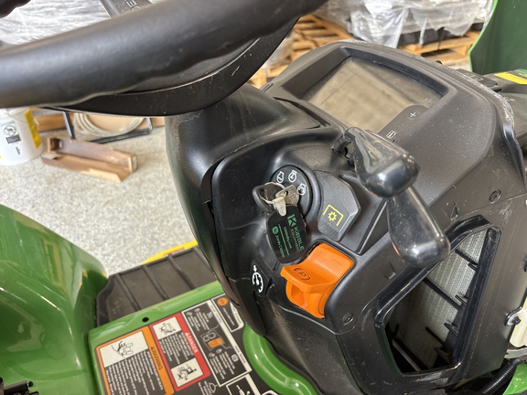 2021 John Deere X734 - Photo10