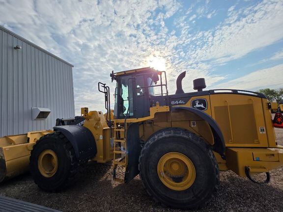 2022 John Deere 844L
