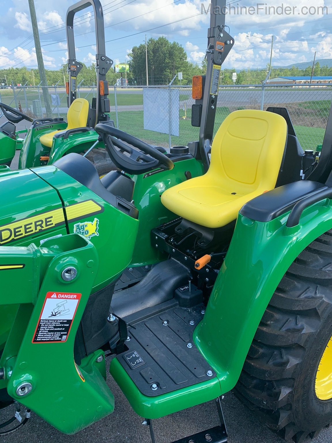 2020 John Deere 3025E Image 7