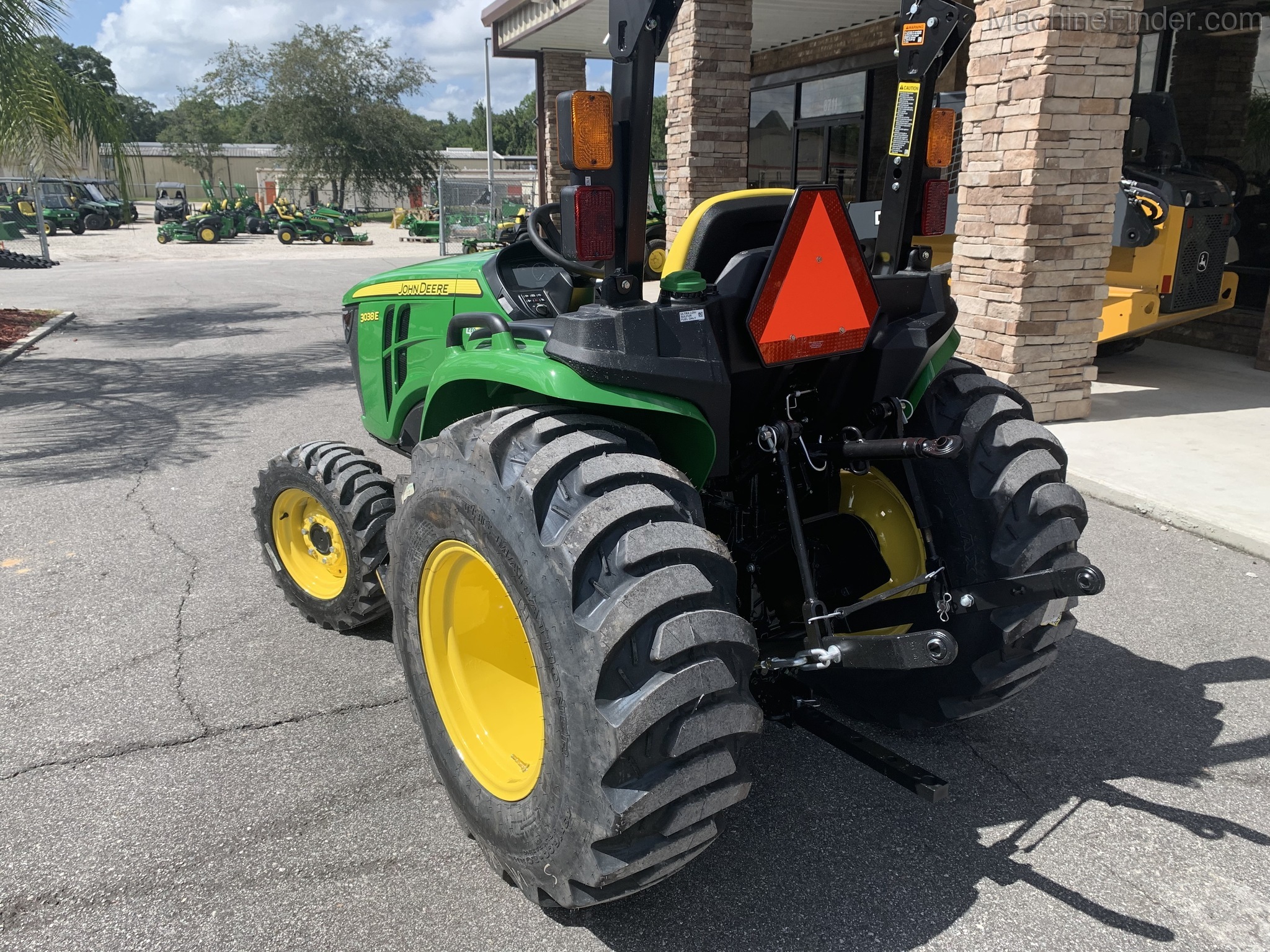 2020 John Deere 3038E Image 3