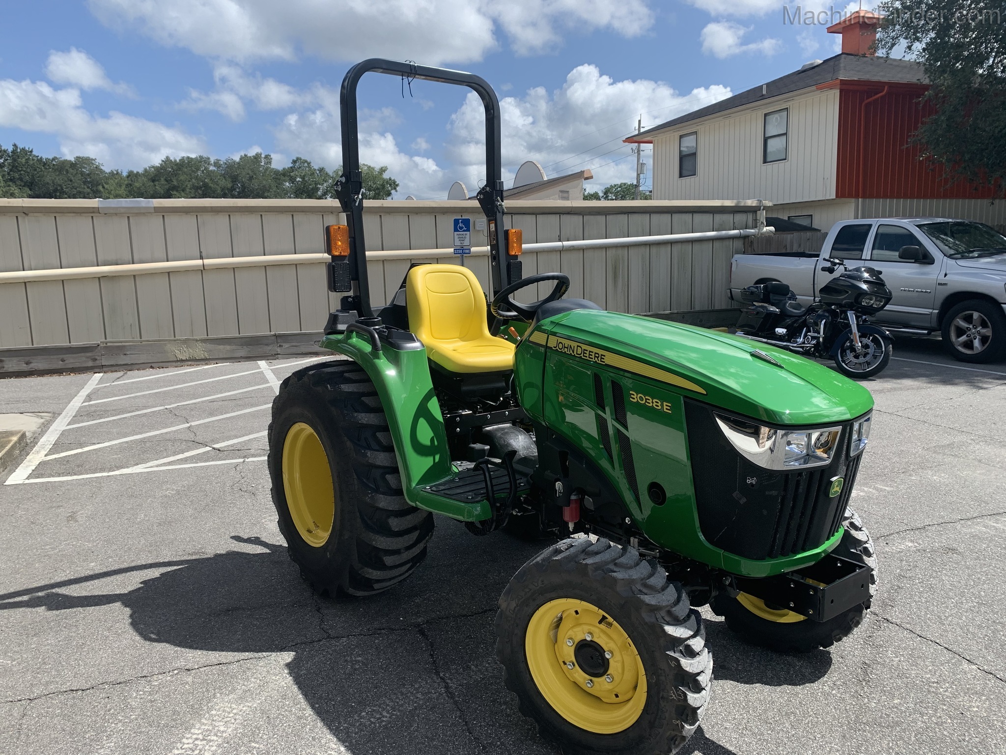 2020 John Deere 3038E Image 5