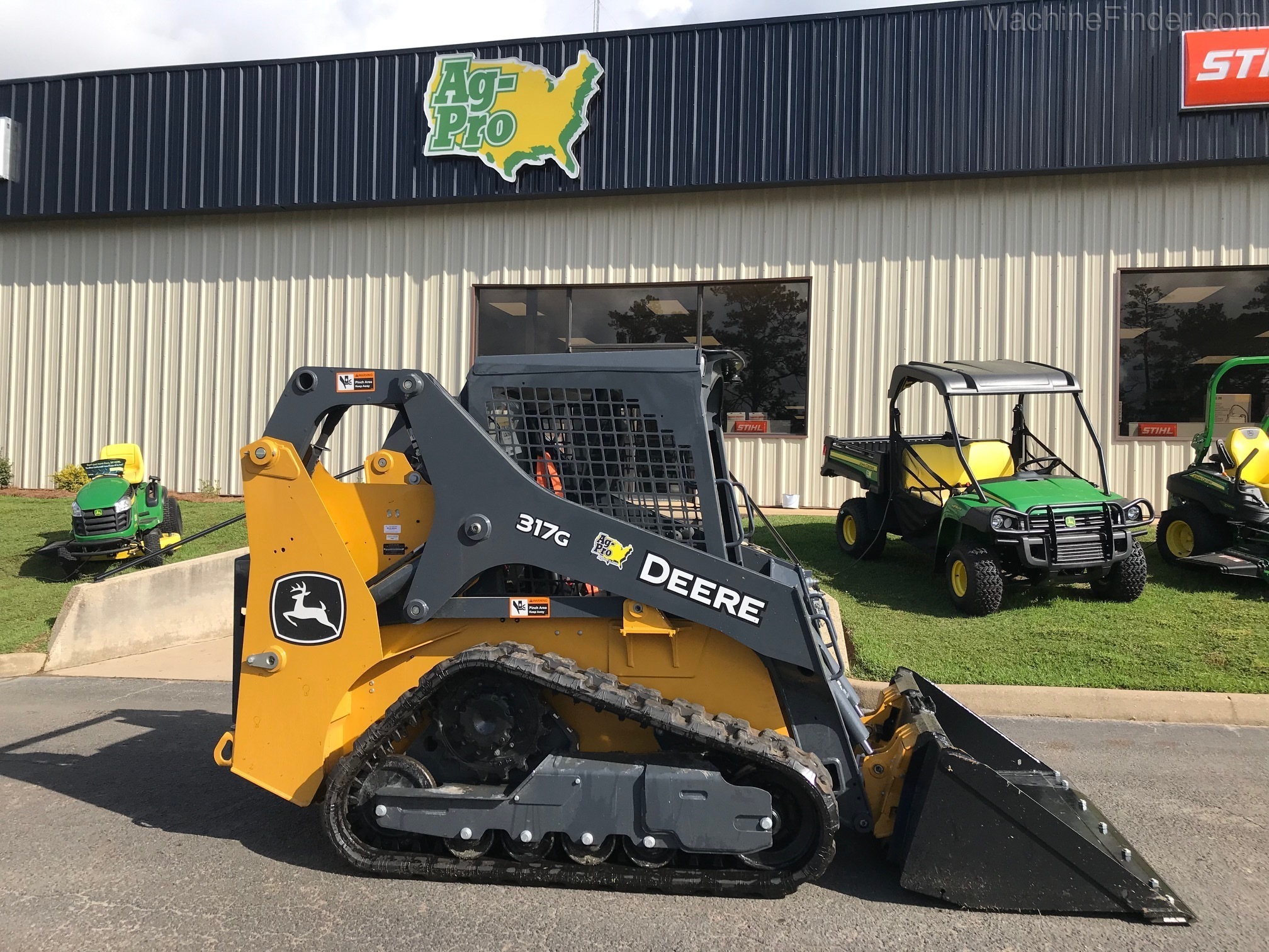 2020 John Deere 317G Image 2