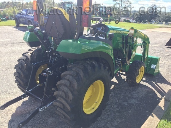 2020 John Deere 2032R Image 3