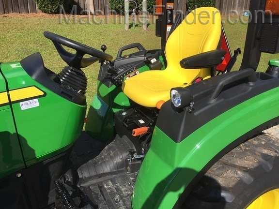 2020 John Deere 2032R Image 5