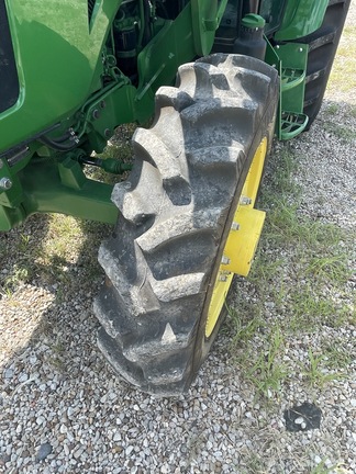2017 John Deere 5065E Image 4