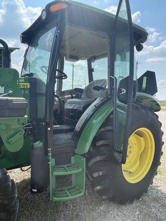 2017 John Deere 5065E Image 7