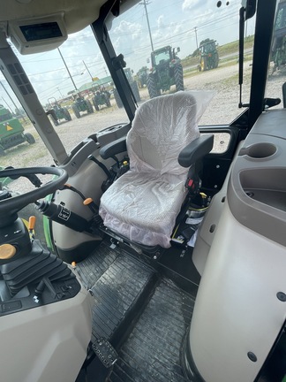 2017 John Deere 5065E Image 9