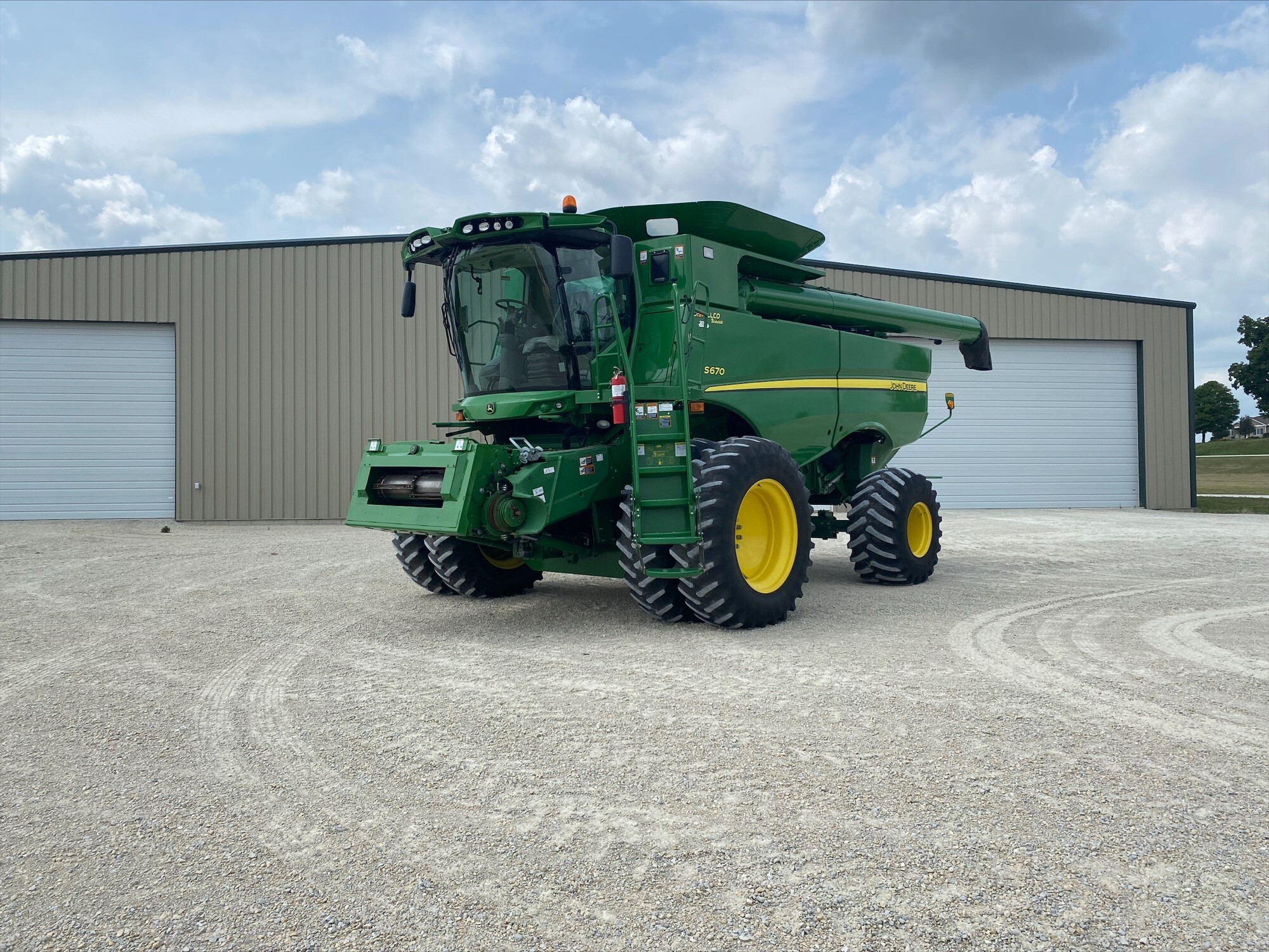 John Deere S670 Combine