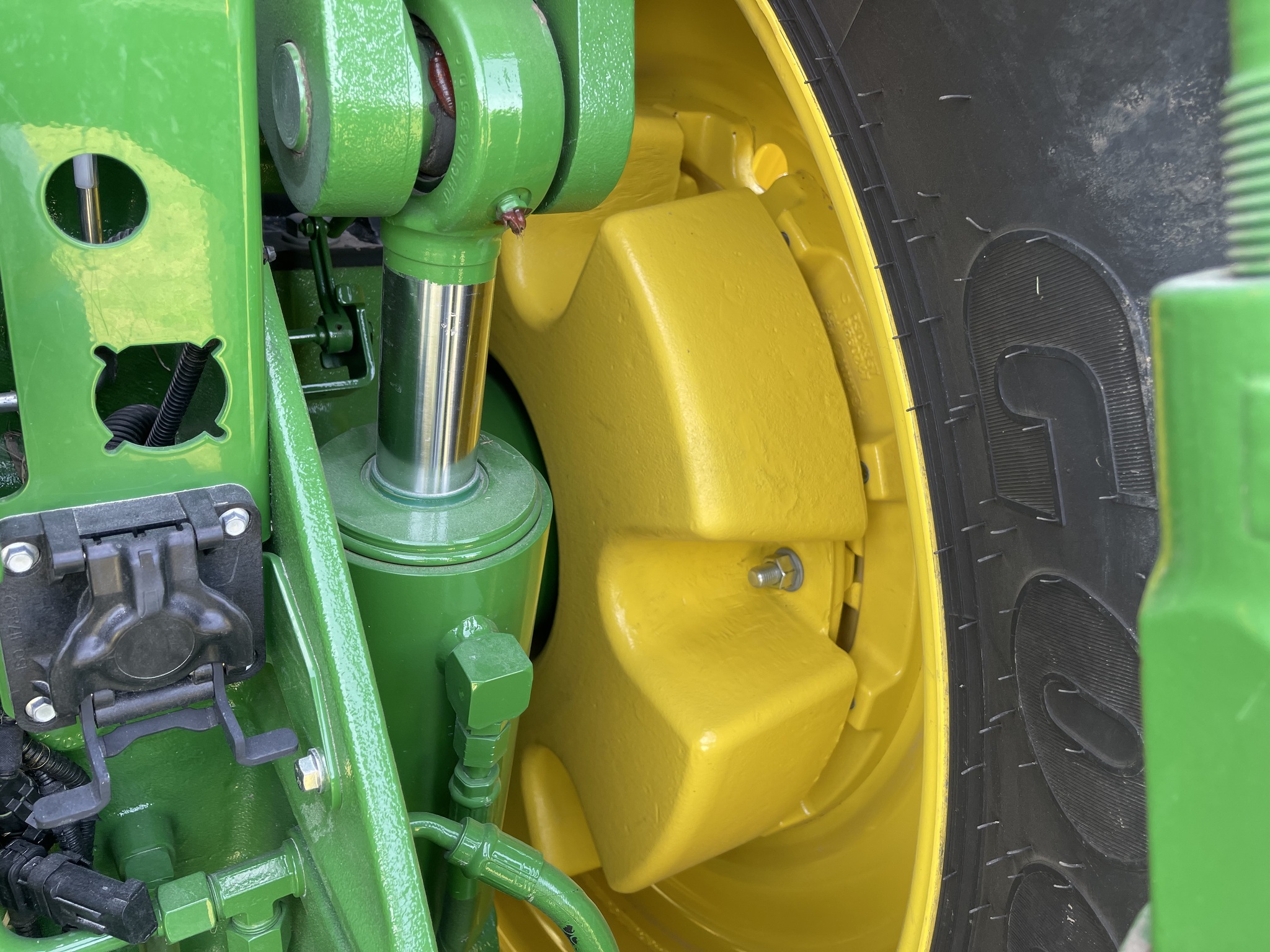  2023 John Deere 8R 370 at Heritage Tractor in Rockport, IL