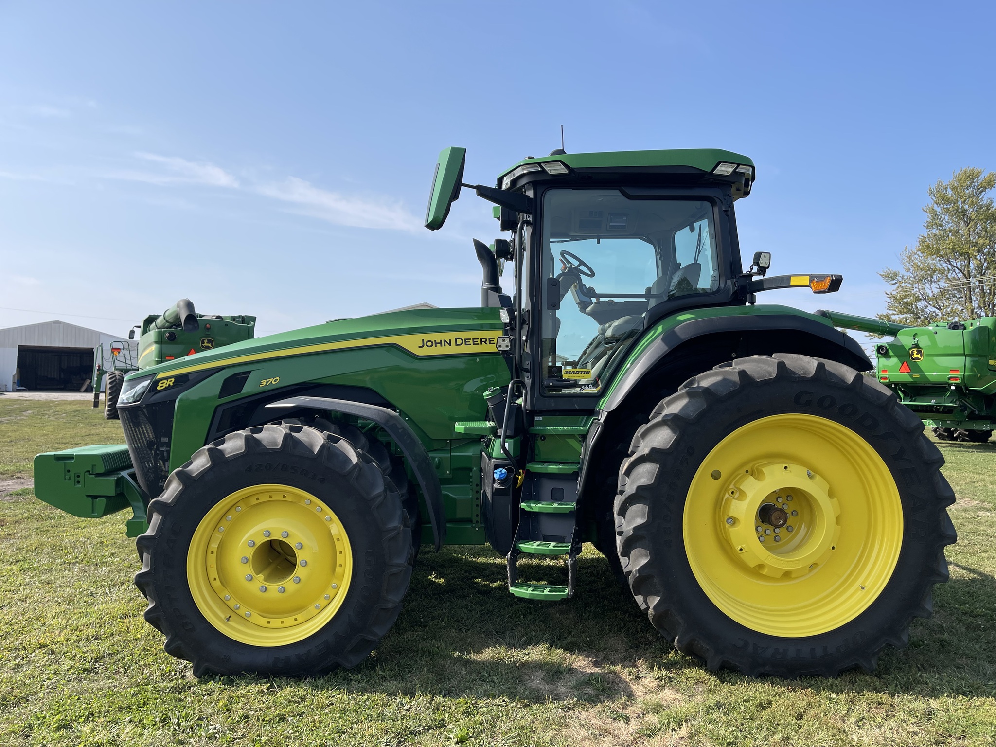  2023 John Deere 8R 370 at Heritage Tractor in Rockport, IL