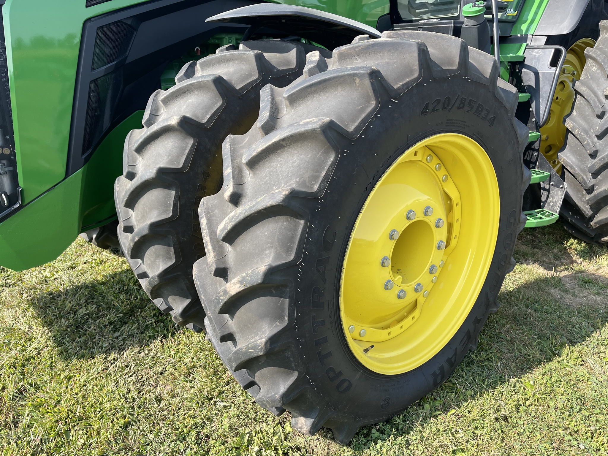  2023 John Deere 8R 370 at Heritage Tractor in Rockport, IL