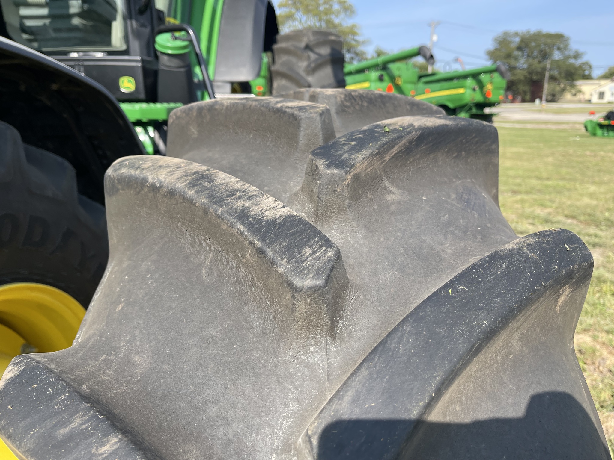  2023 John Deere 8R 370 at Heritage Tractor in Rockport, IL