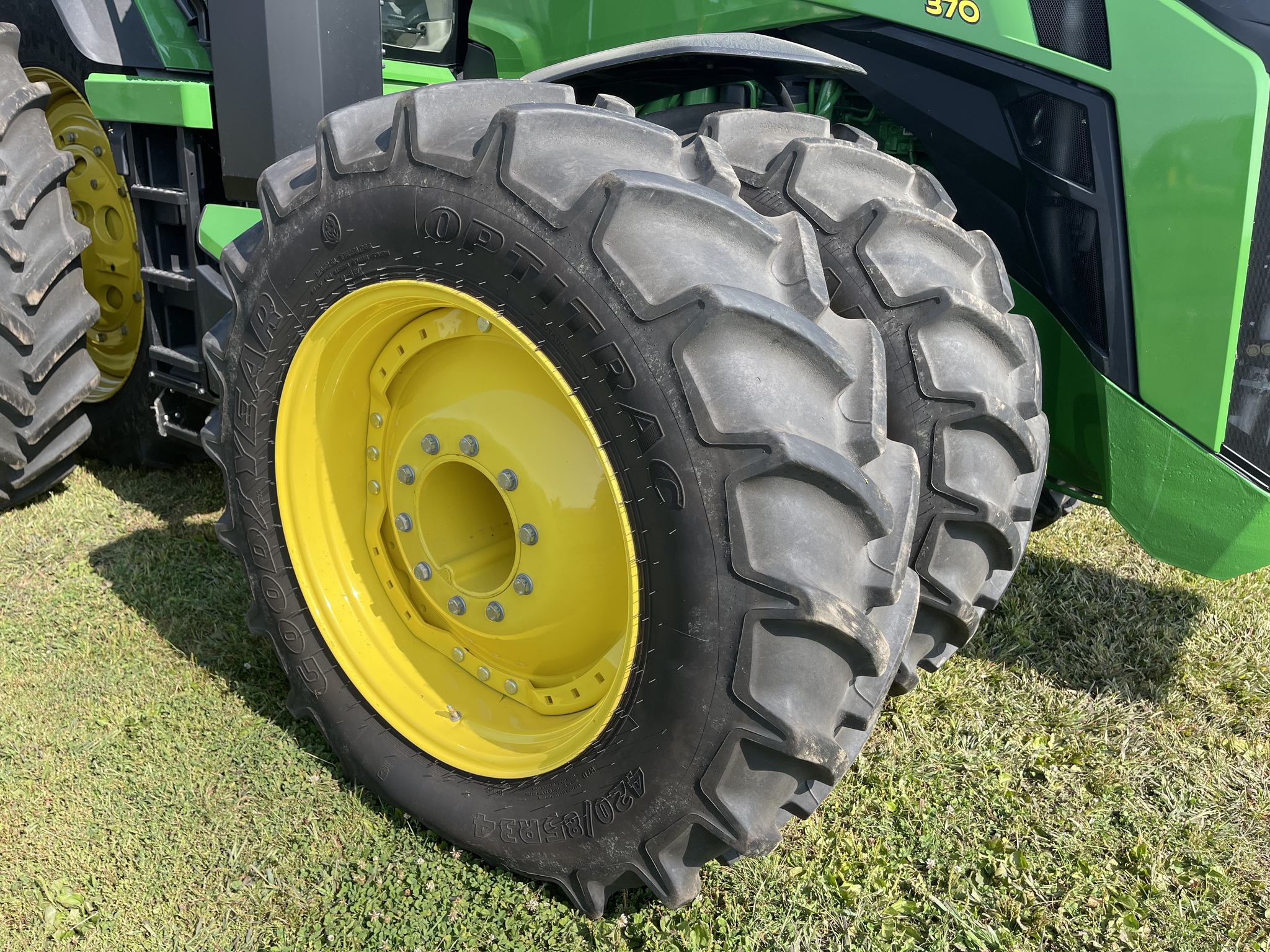  2023 John Deere 8R 370 at Heritage Tractor in Rockport, IL