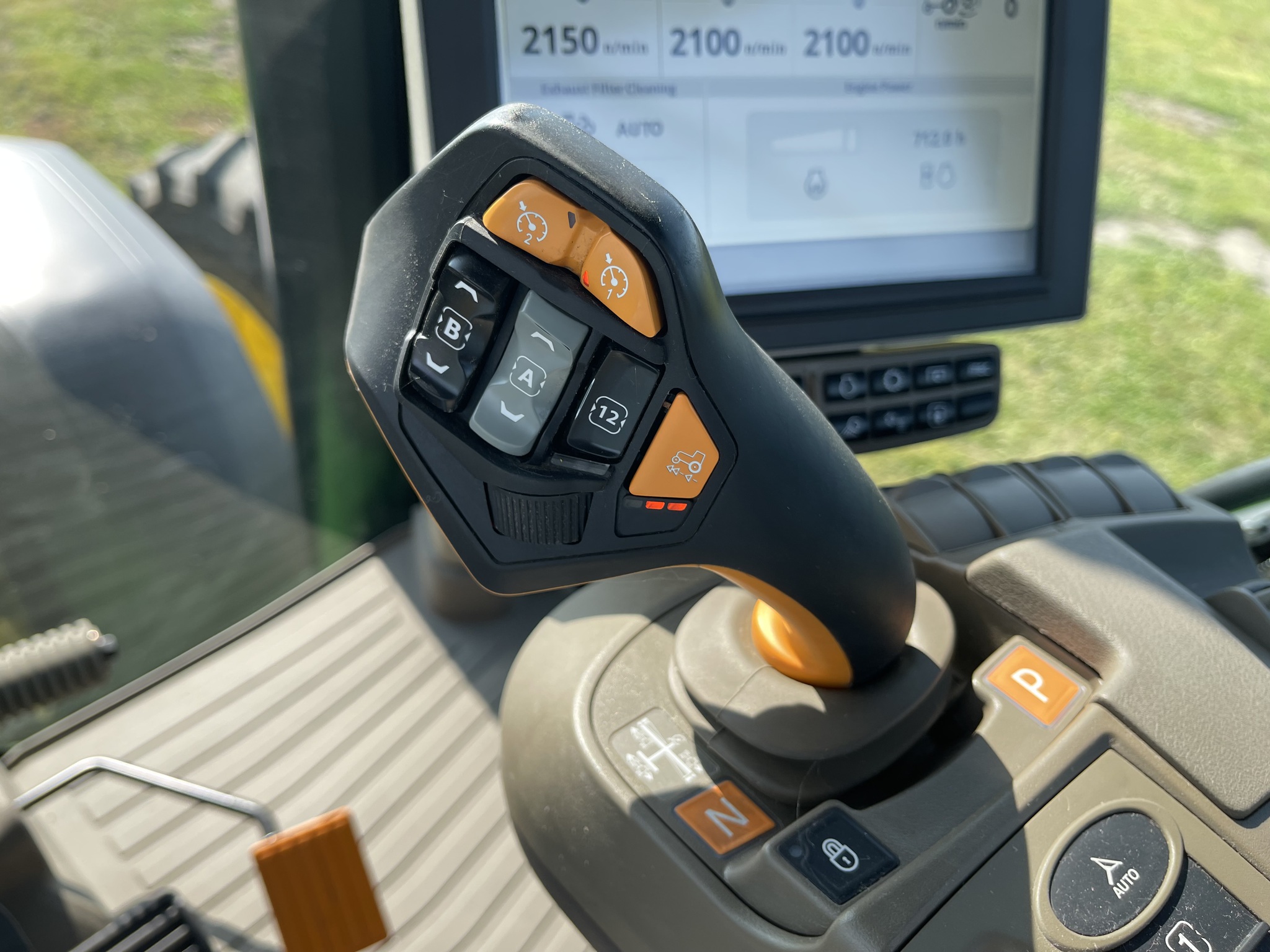  2023 John Deere 8R 370 at Heritage Tractor in Rockport, IL