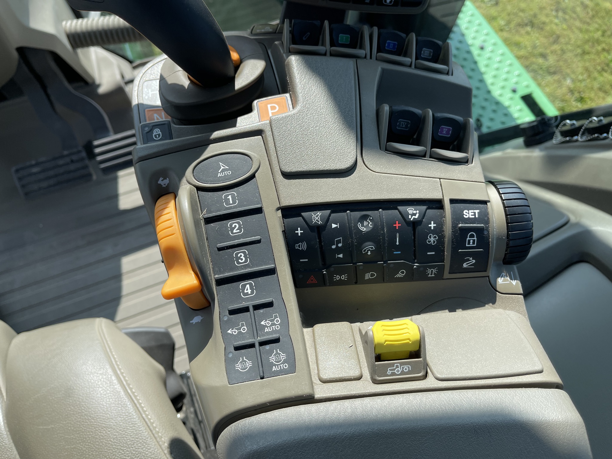  2023 John Deere 8R 370 at Heritage Tractor in Rockport, IL