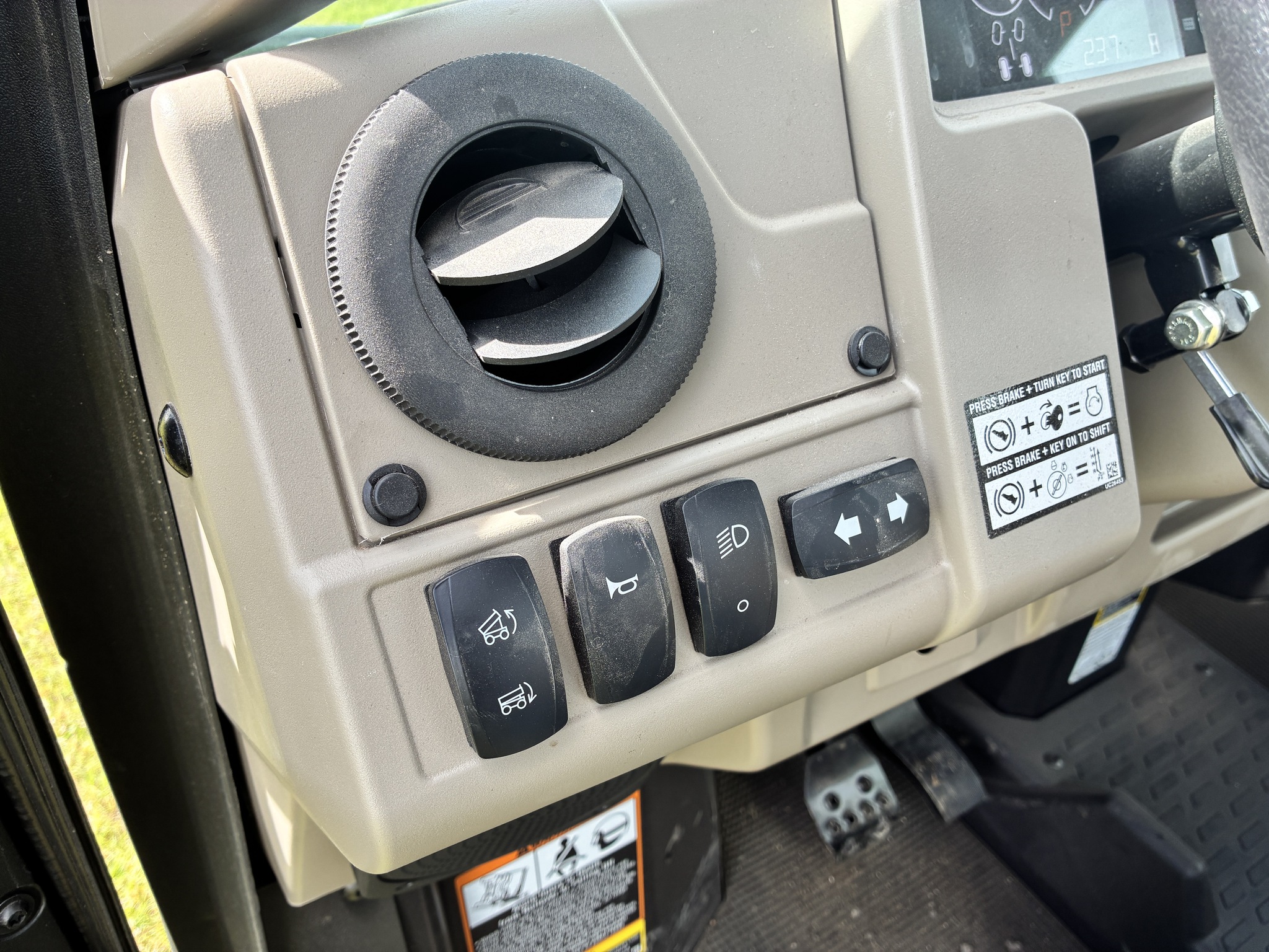 2023 John Deere XUV 865R Image 9