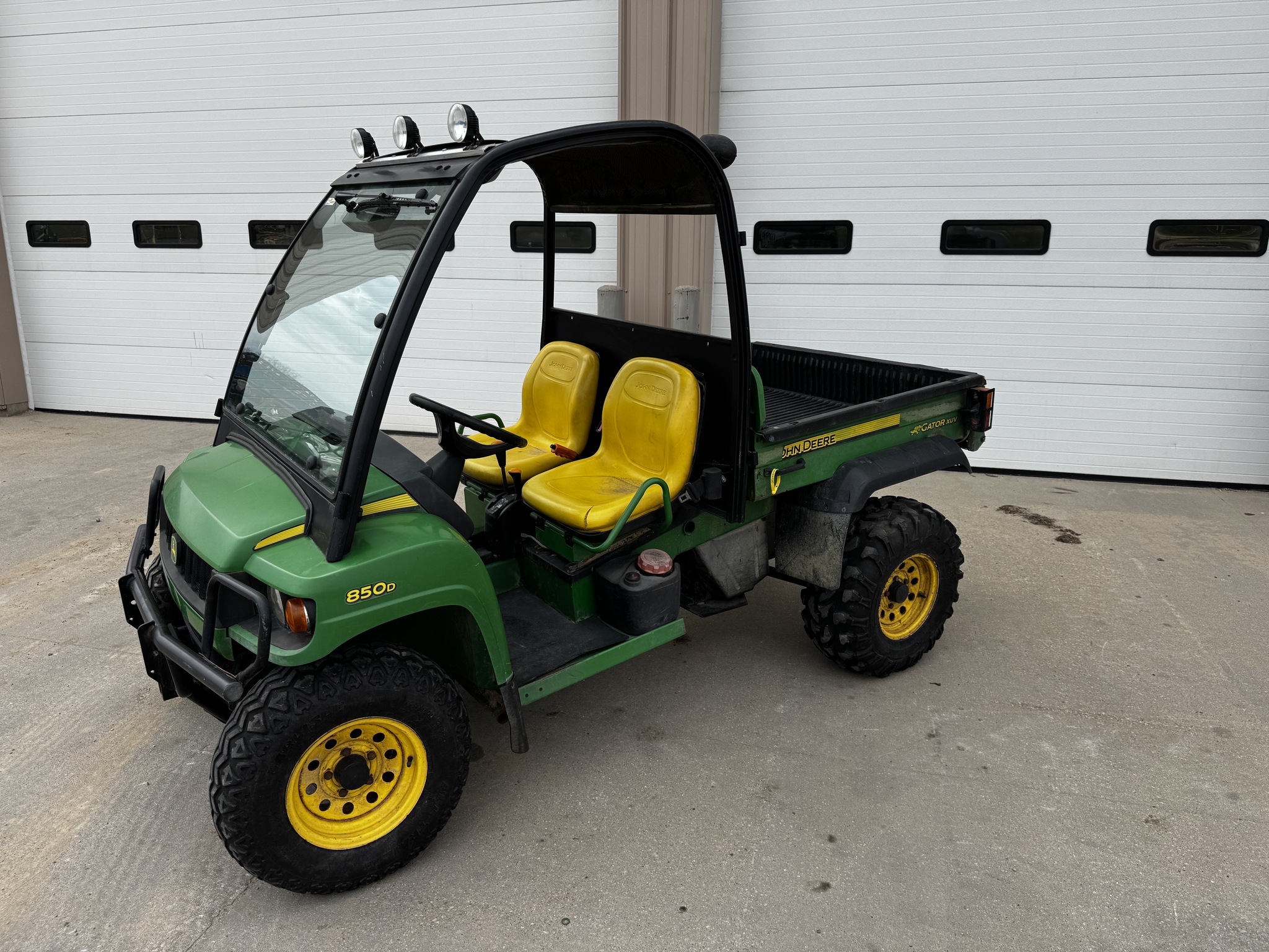 2011 John Deere 825I Image 1