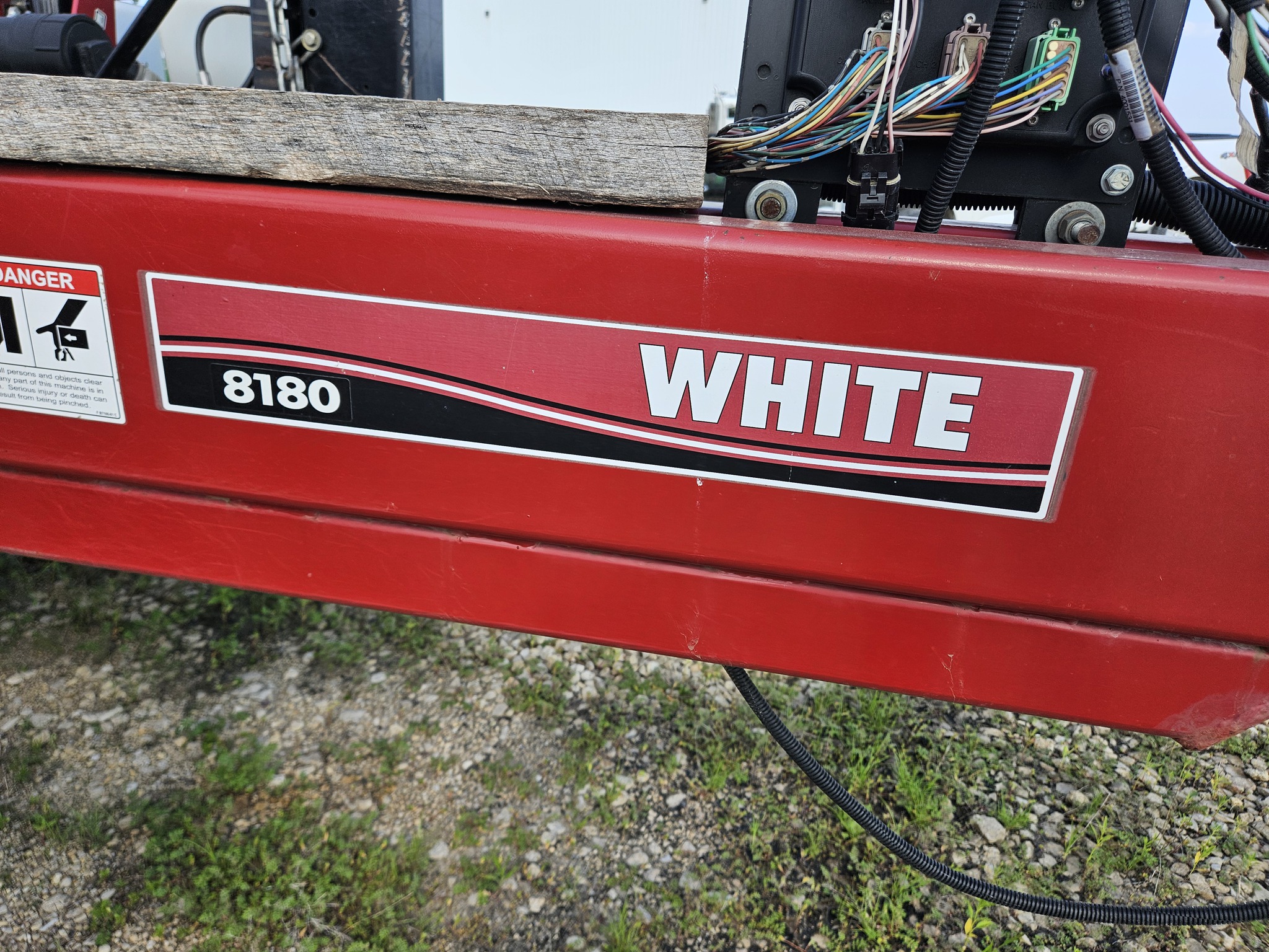 2006 White 8180 Image 13