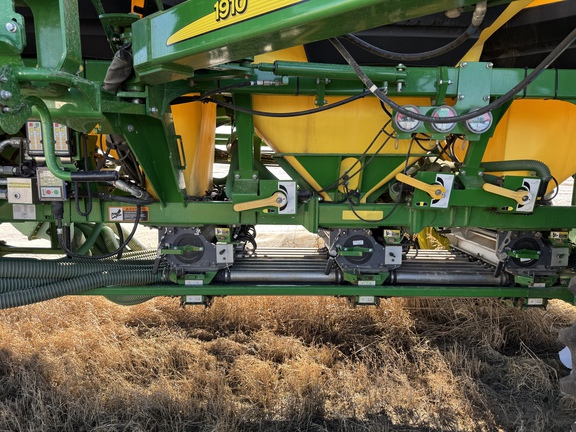 Used 2018 John Deere 1870 Air Drills and Seeders at Horizon Ag & Turf in Vermilion, AB - Photo15