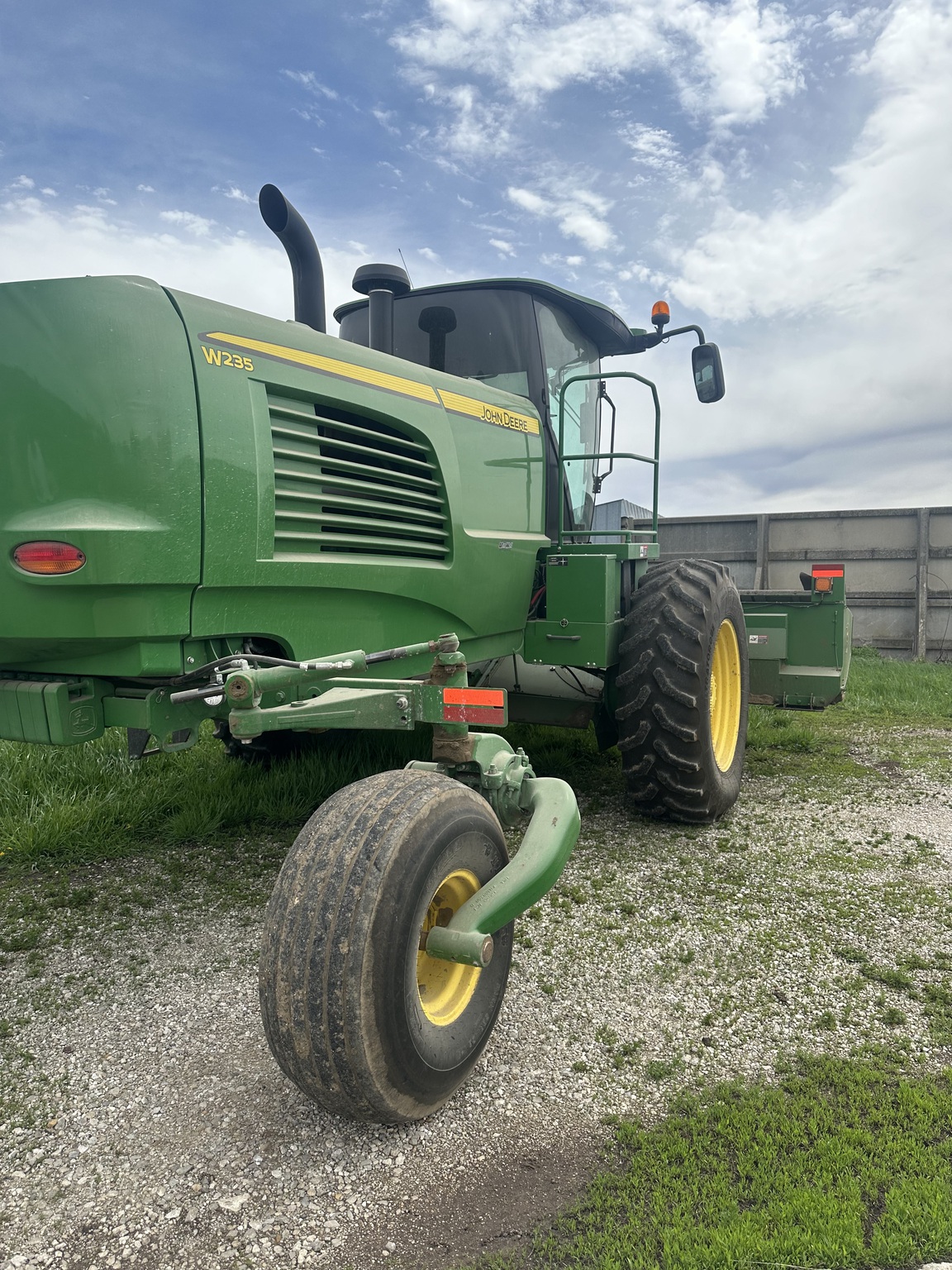 2019 John Deere W235 Image 2