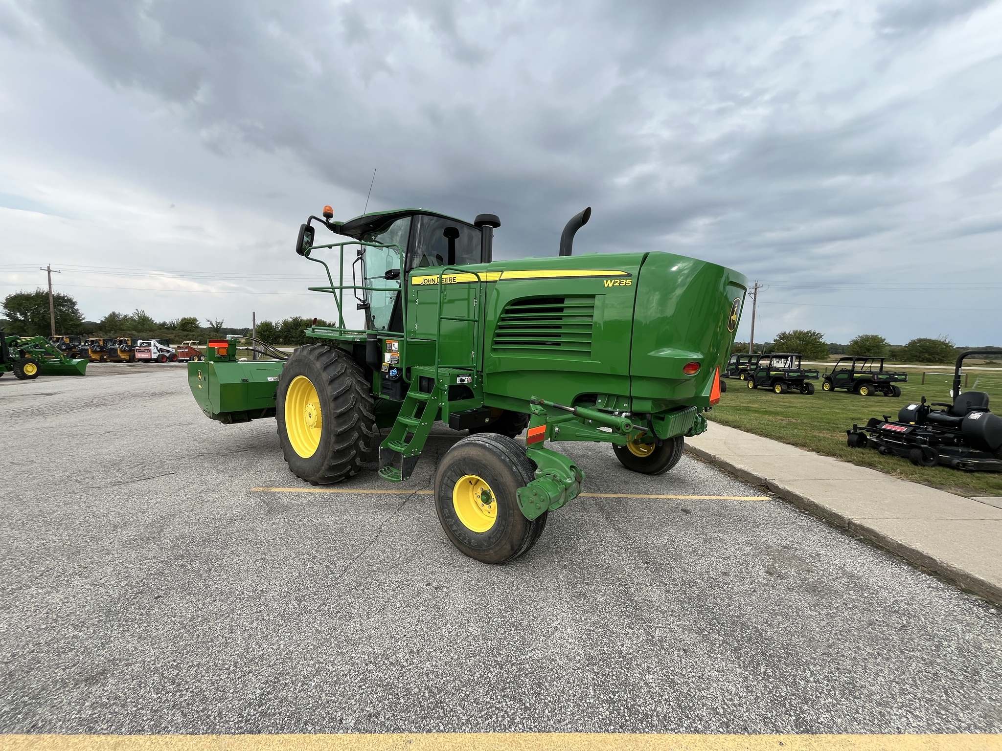 2019 John Deere W235 Image 3