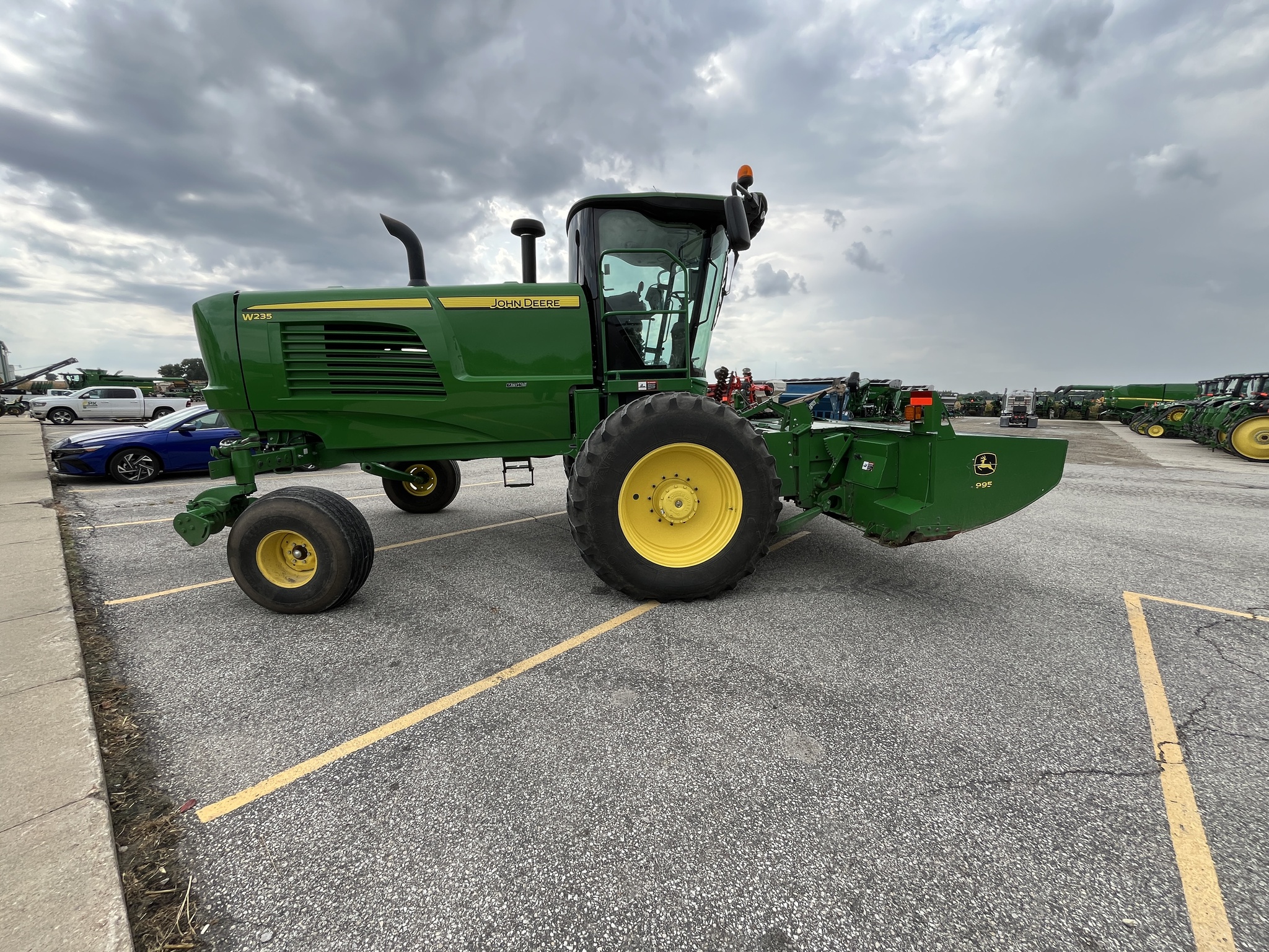 2019 John Deere W235 Image 6