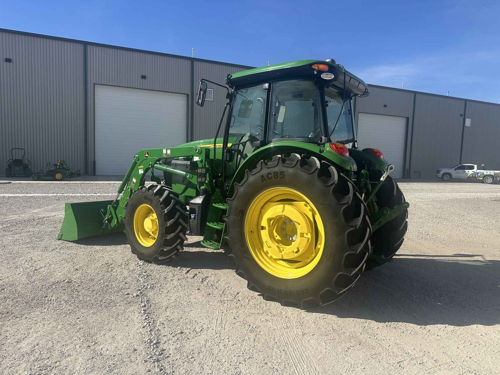 2024 John Deere 6105E Image 3