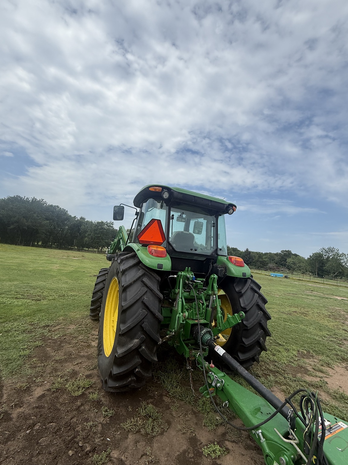 2023 John Deere 6105E cab Image 7