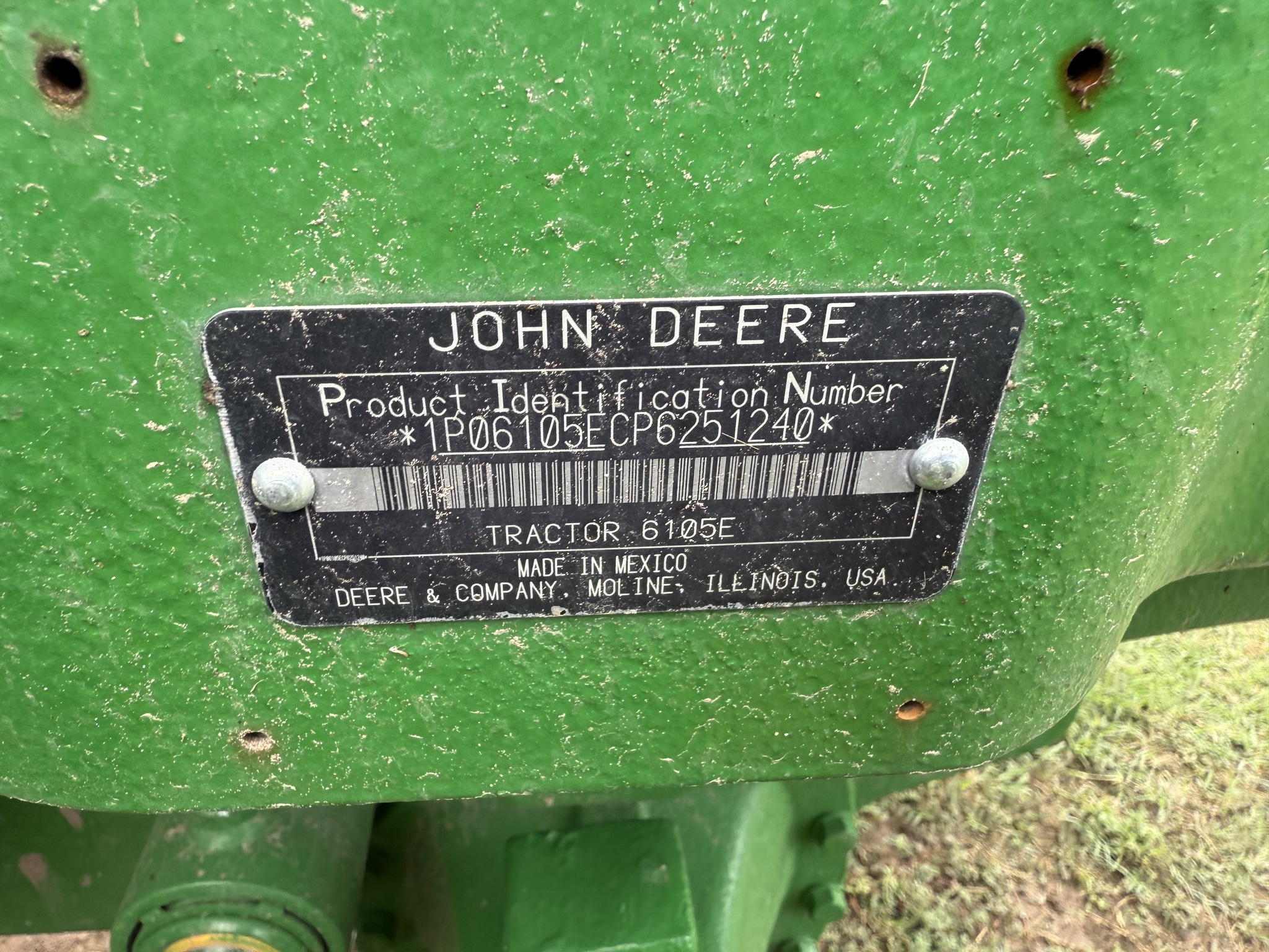 2023 John Deere 6105E cab Image 8