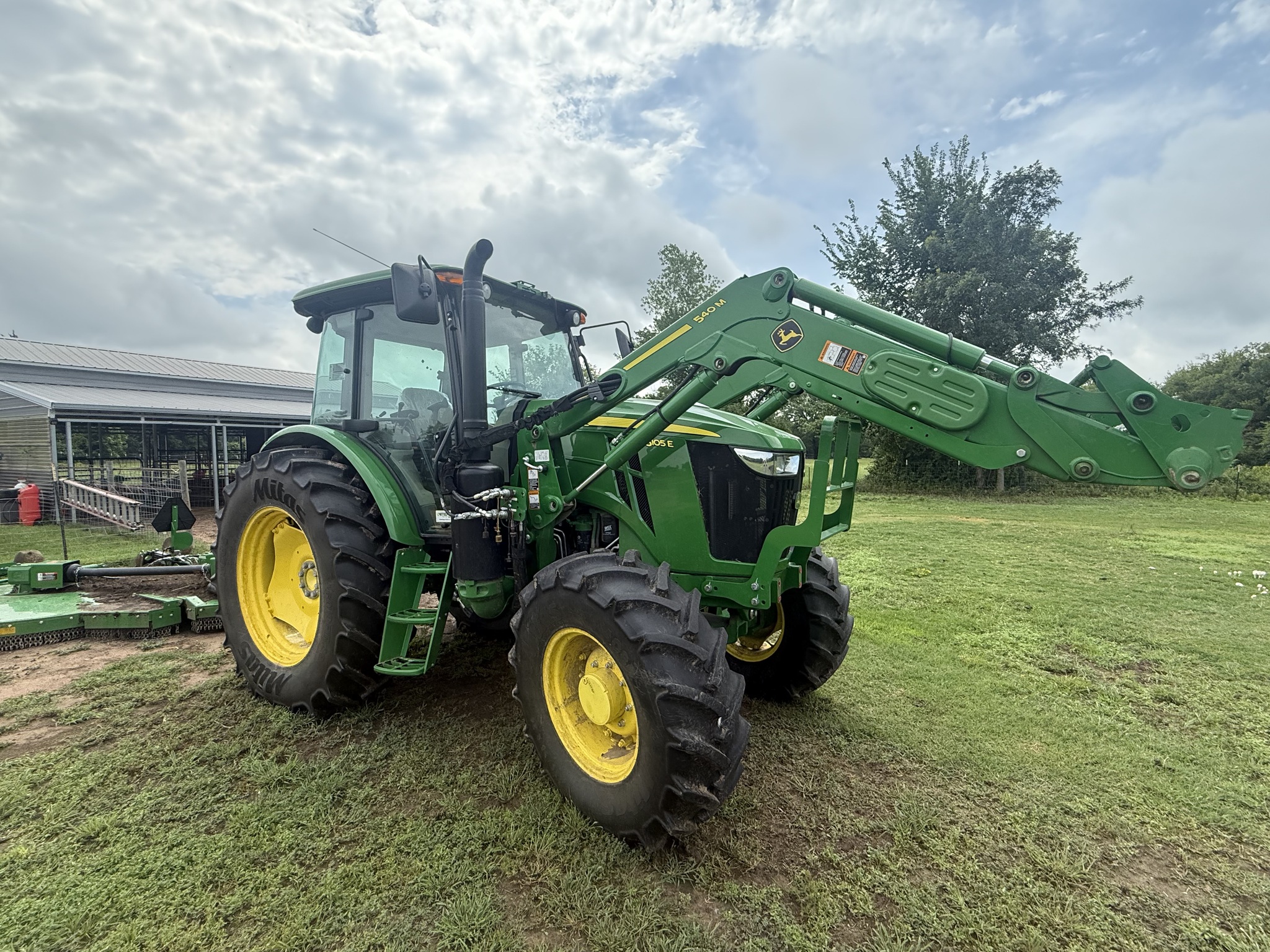 2023 John Deere 6105E cab Image 3
