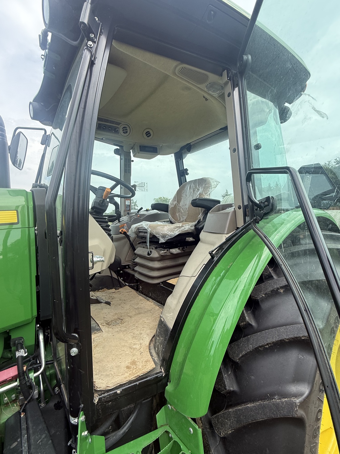 2023 John Deere 6105E cab Image 6