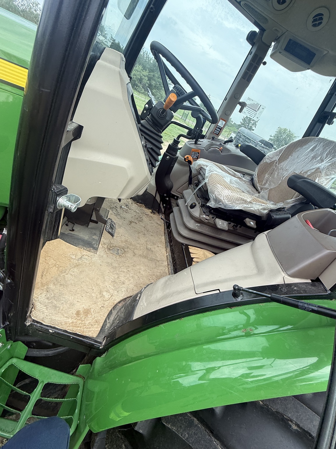 2023 John Deere 6105E cab Image 5