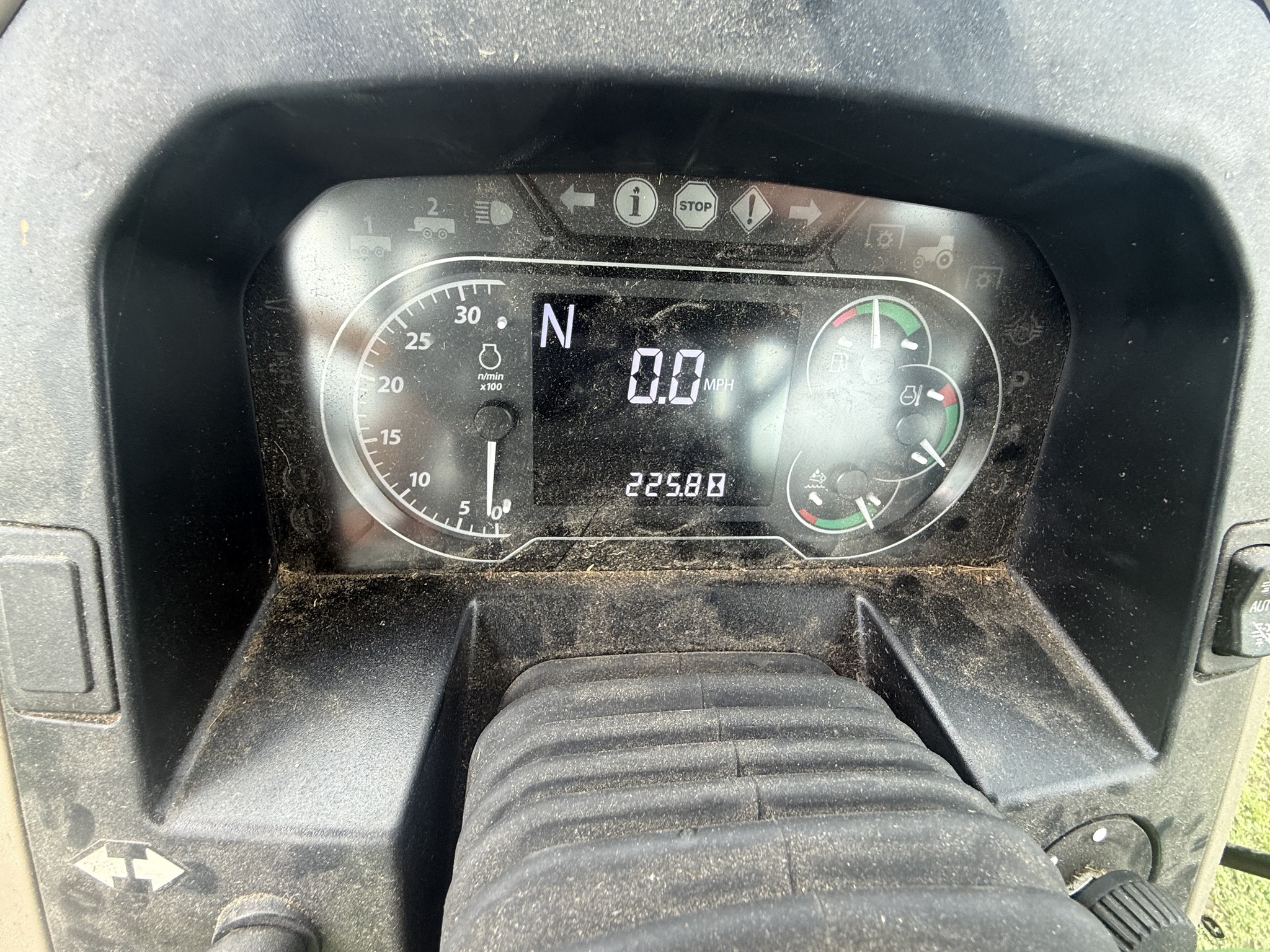 2023 John Deere 6105E cab Image 4