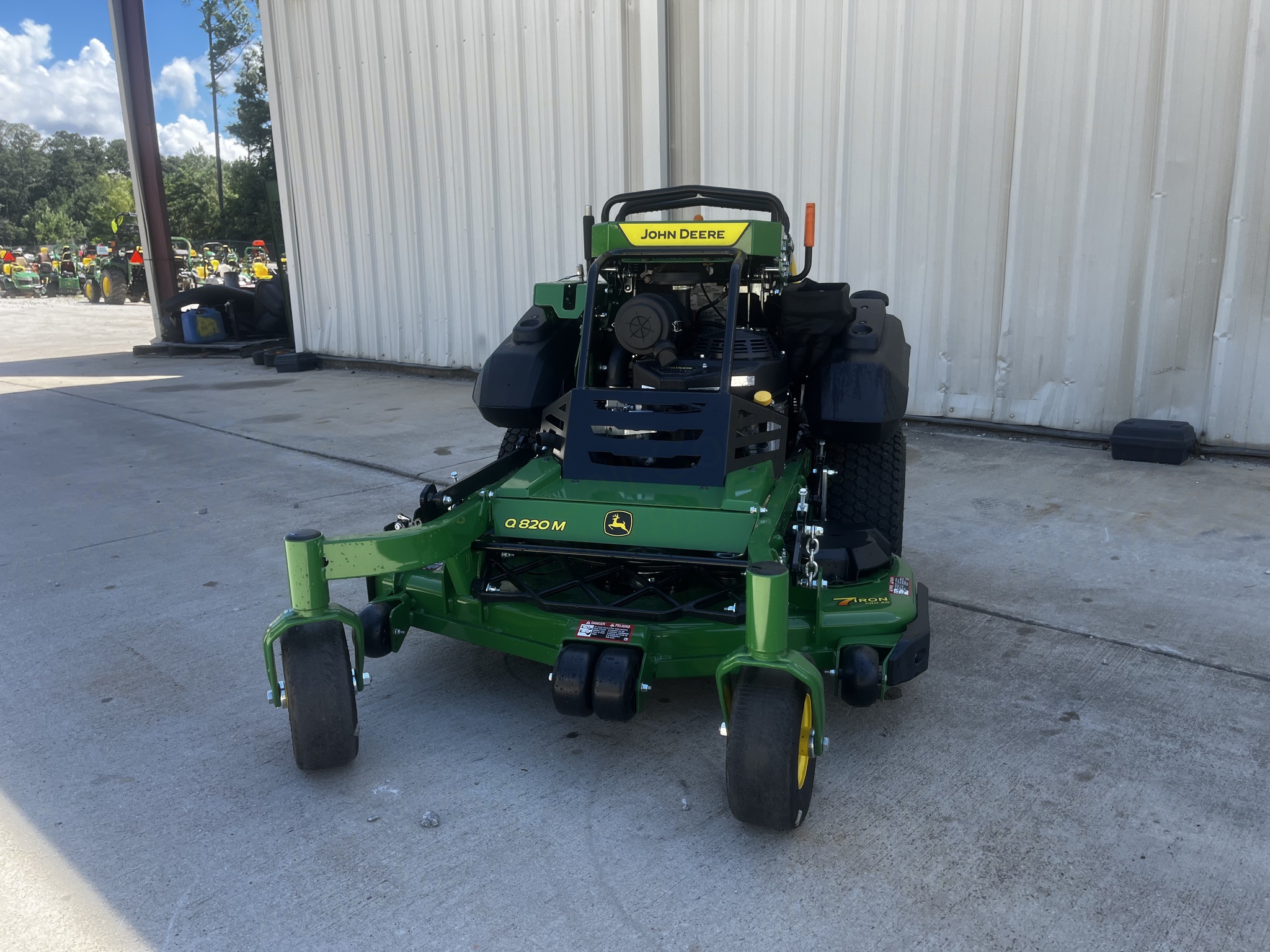 2025 John Deere Q820M WITH GRASSFLAP Image 2