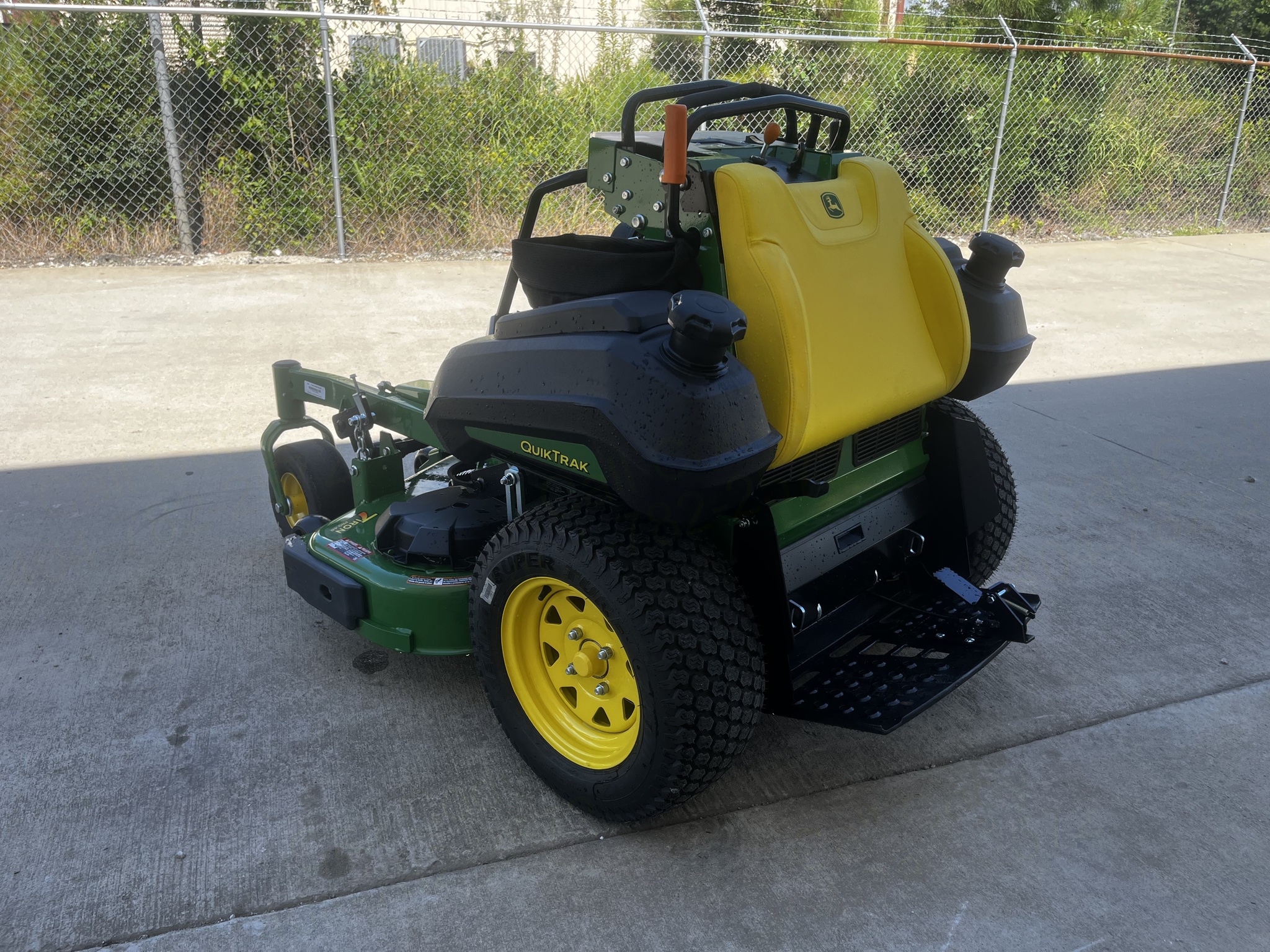 2025 John Deere Q820M WITH GRASSFLAP Image 8