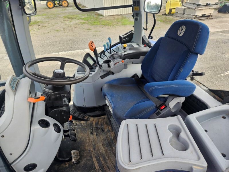 2017 New Holland T7.210 T4B Image 7