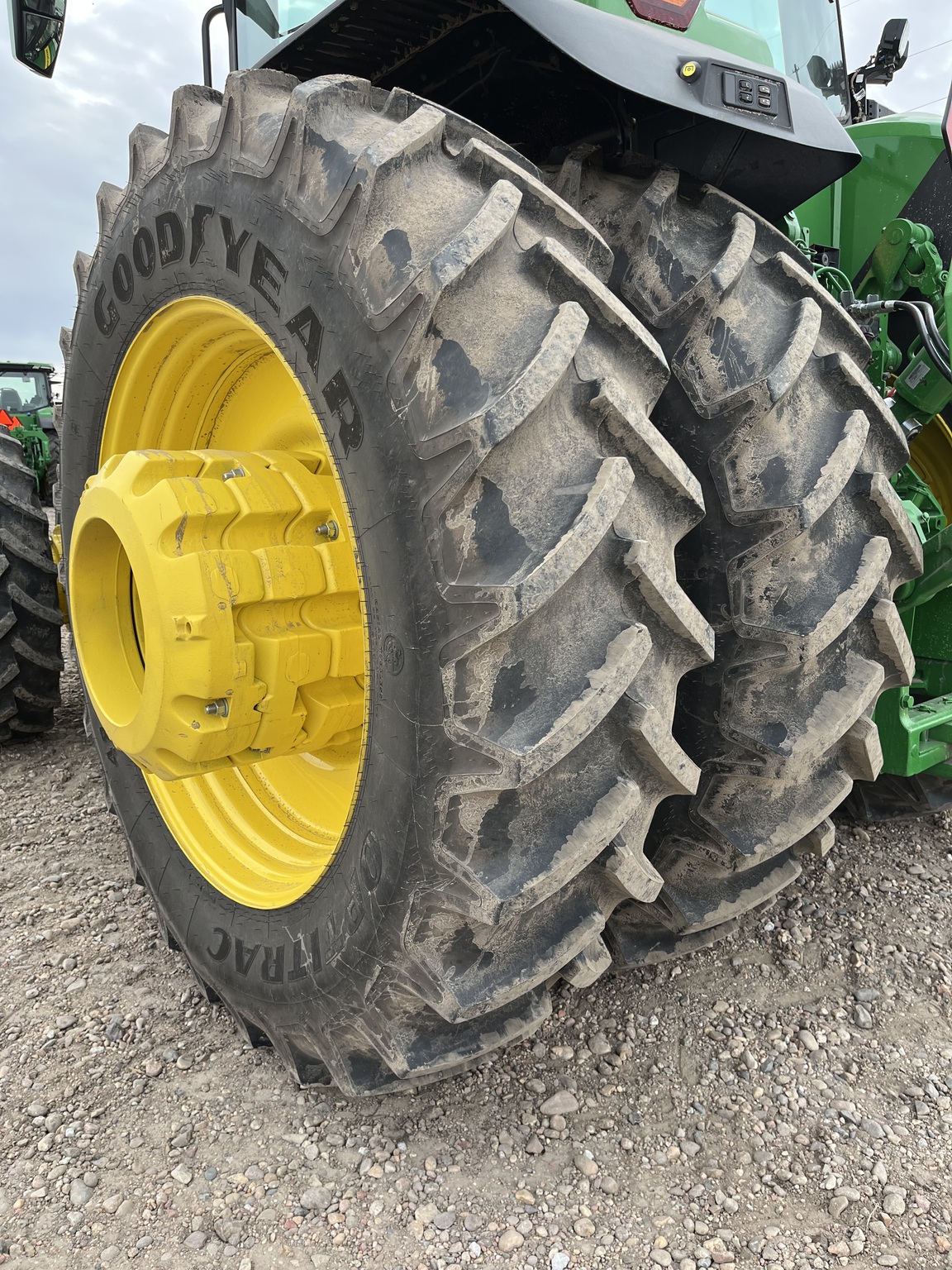 2025 John Deere 8R 410 Image 14