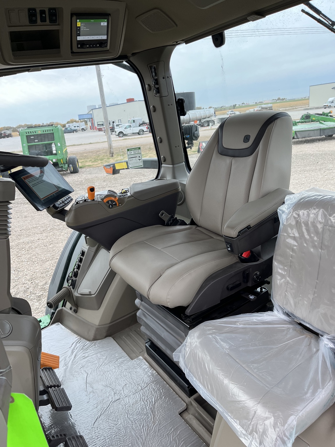 2025 John Deere 8R 410 Image 16