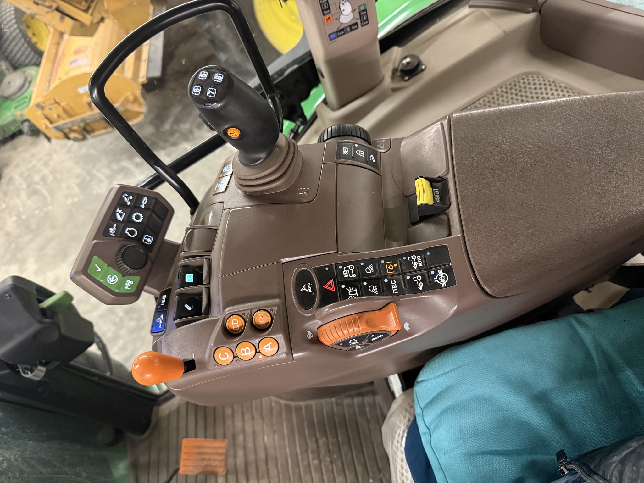 2020 John Deere 5115R Image 10