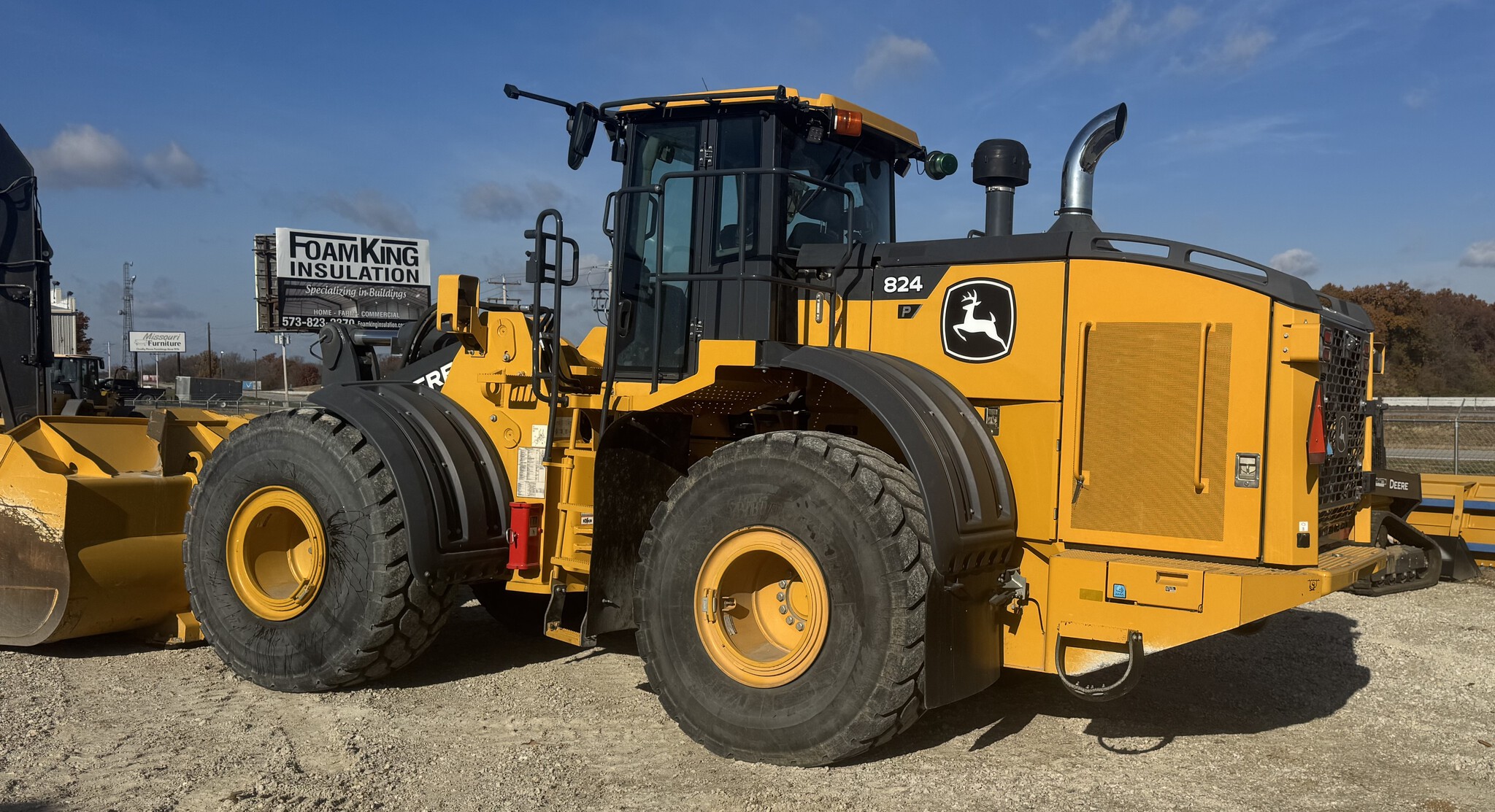 2023 John Deere 824 P Image 2