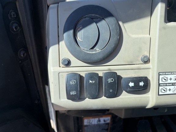 2024 John Deere XUV 835R - Photo21