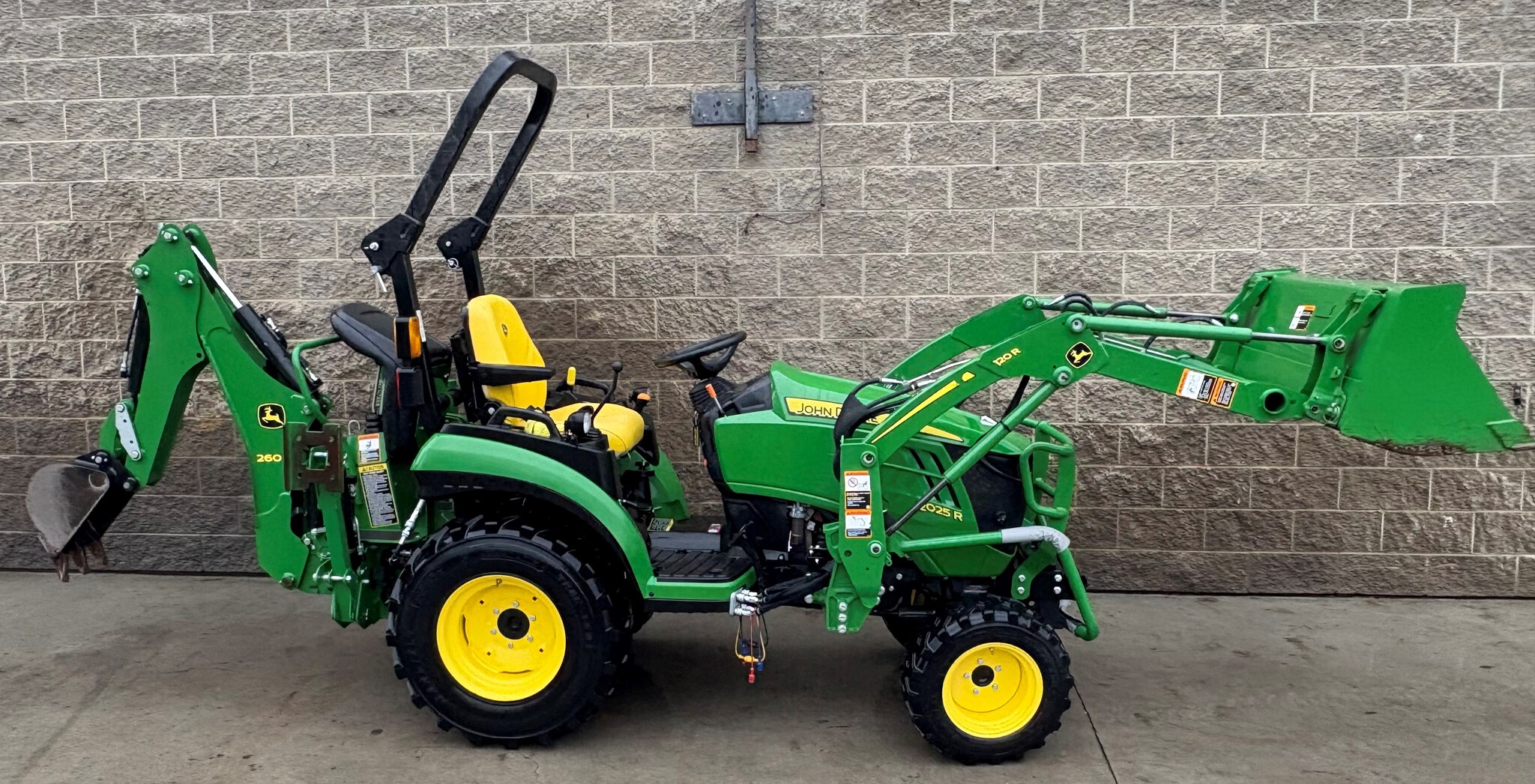 2021 John Deere 2025R Image 1