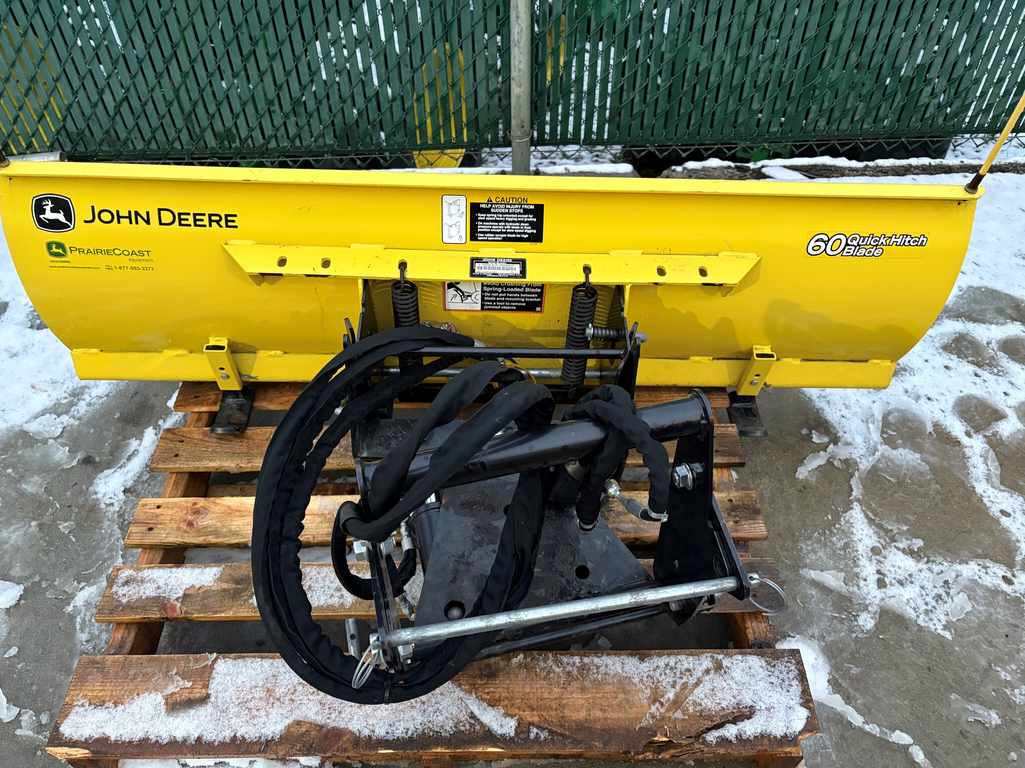 2021 John Deere 2025R Image 2