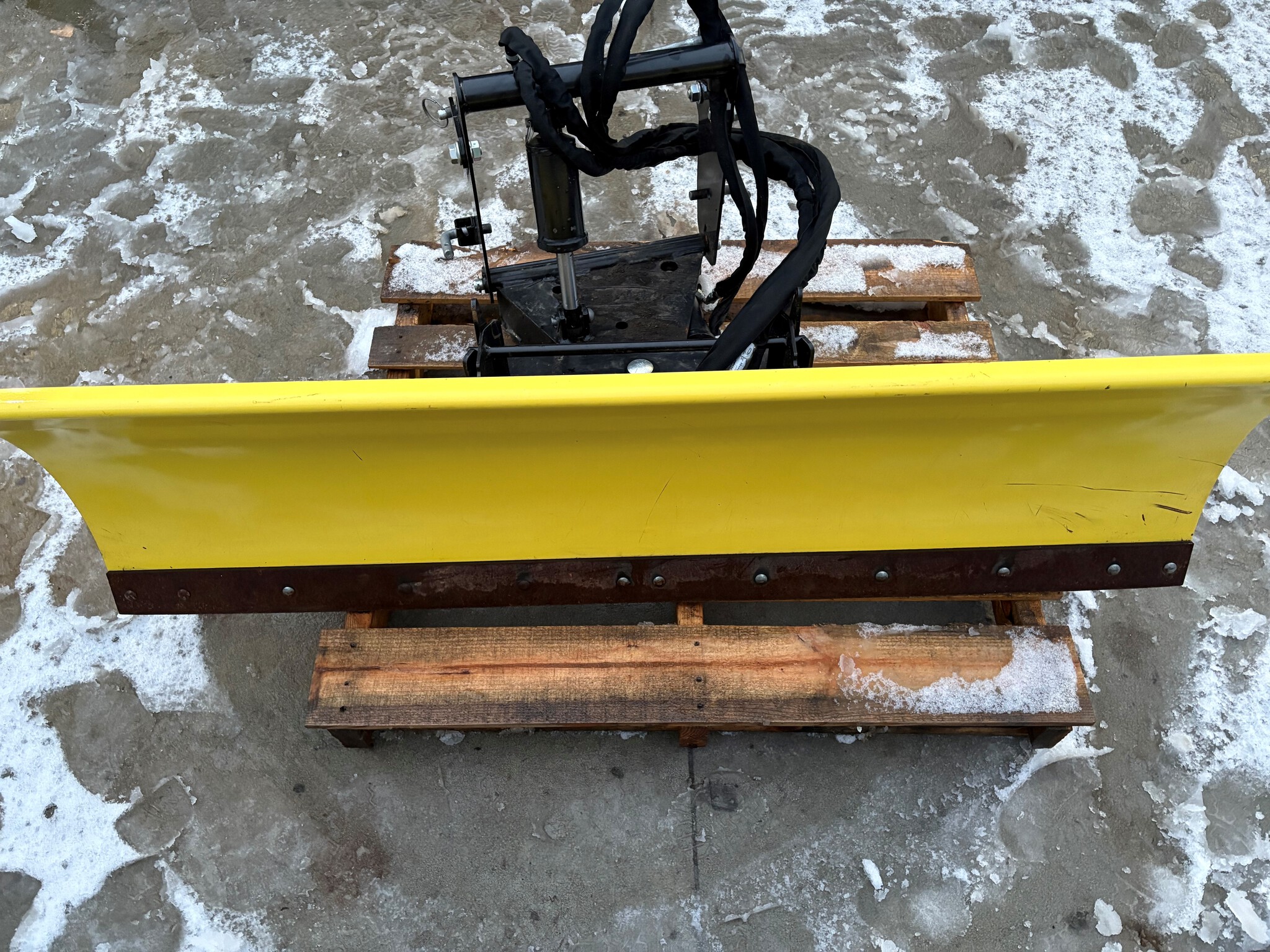 2021 John Deere 2025R Image 3