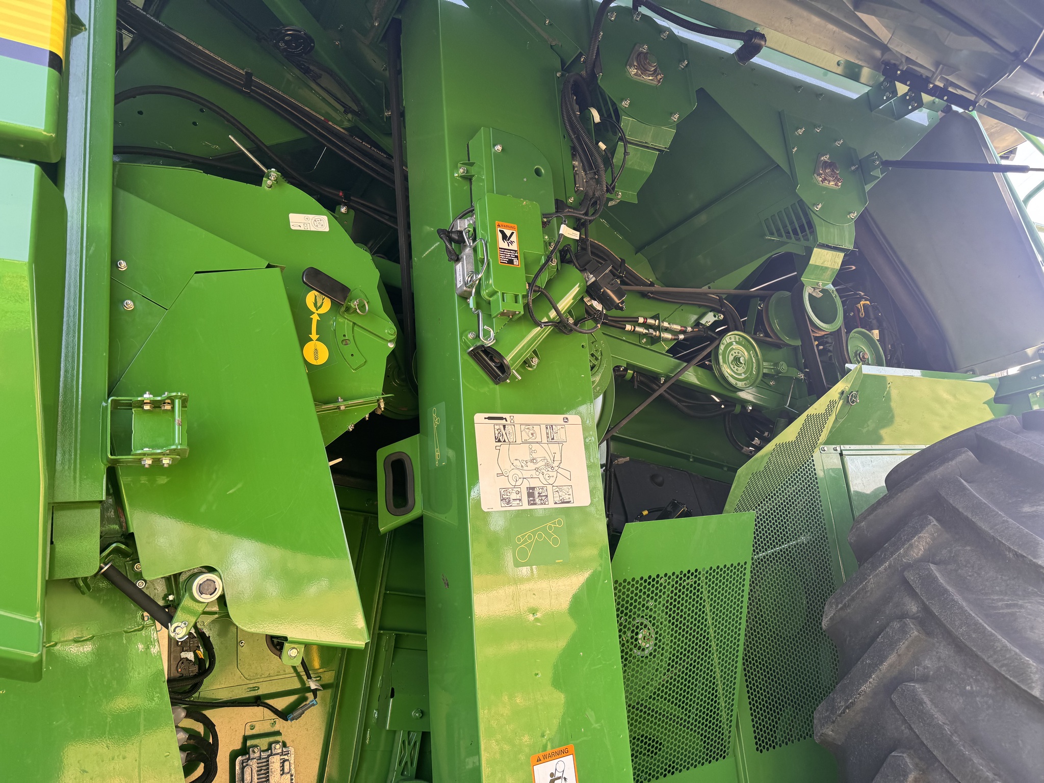  2024 John Deere S780 at Heritage Tractor in Kewanee, IL