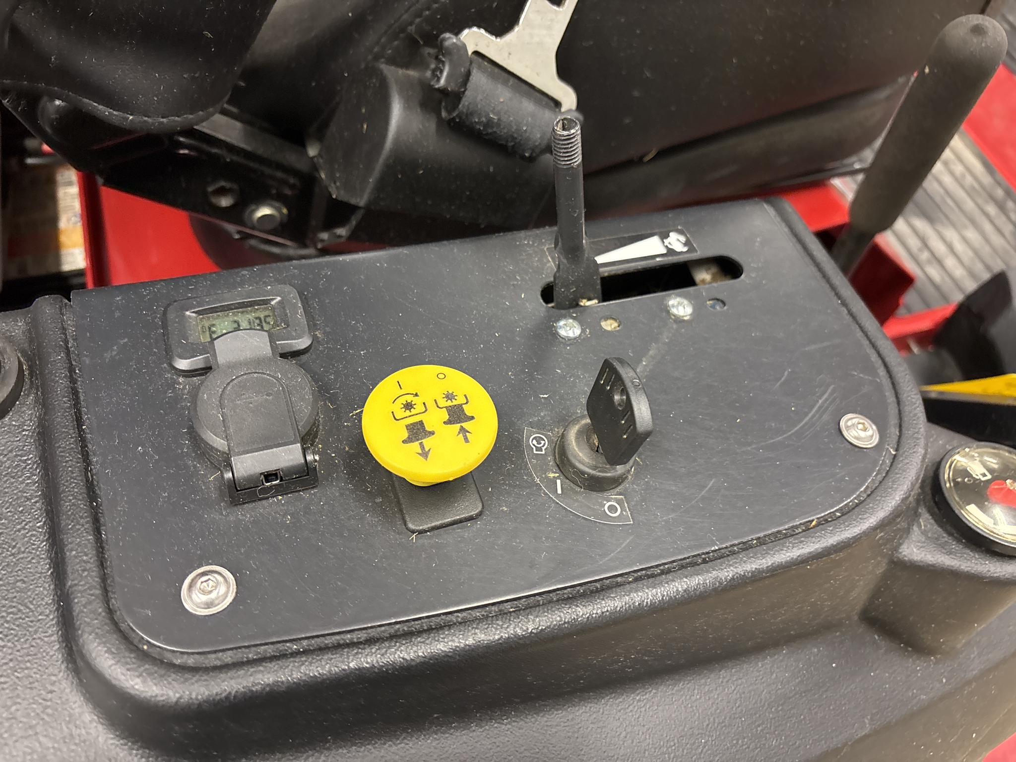 Used 2024 Ferris ISX2200 28 Zero Turn Mowers at Koenig Equipment in Urbana, OH - PhotoXL7