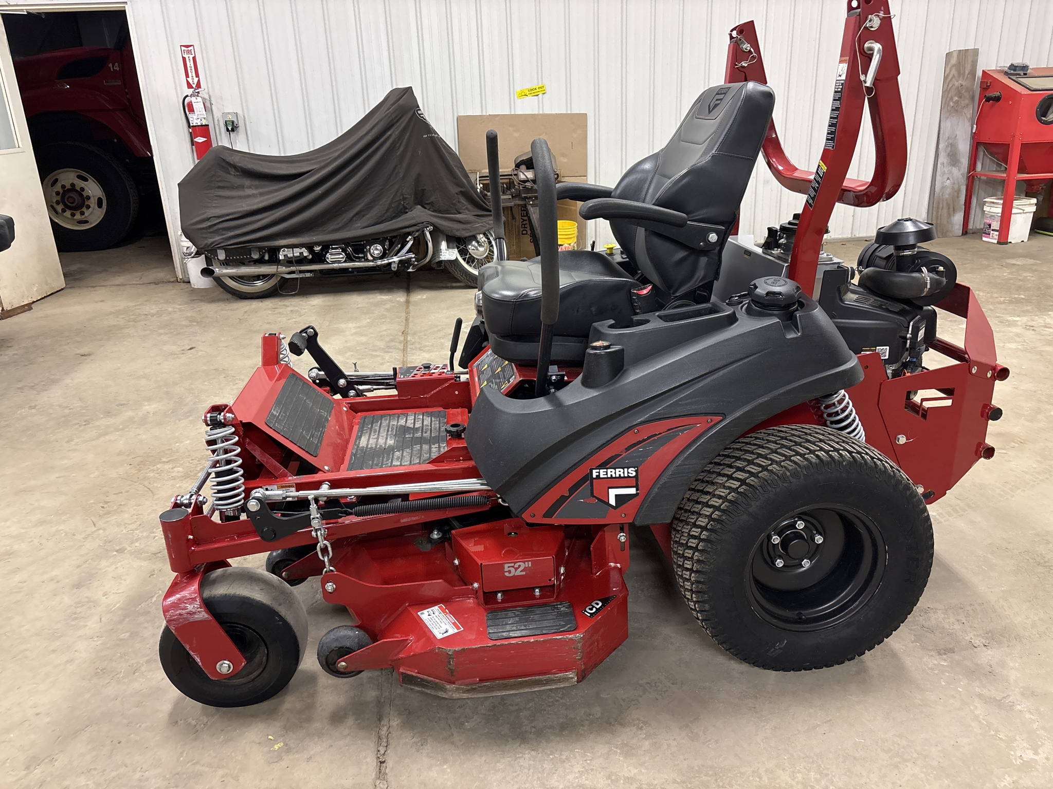 Used 2024 Ferris ISX2200 28 Zero Turn Mowers at Koenig Equipment in Urbana, OH - PhotoXL3