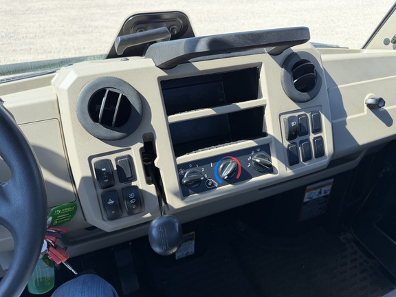 2024 John Deere XUV 835R - Photo23