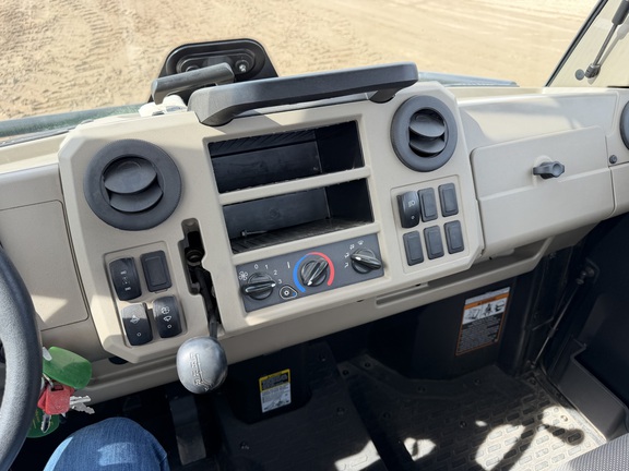 2024 John Deere XUV 835R - Photo23